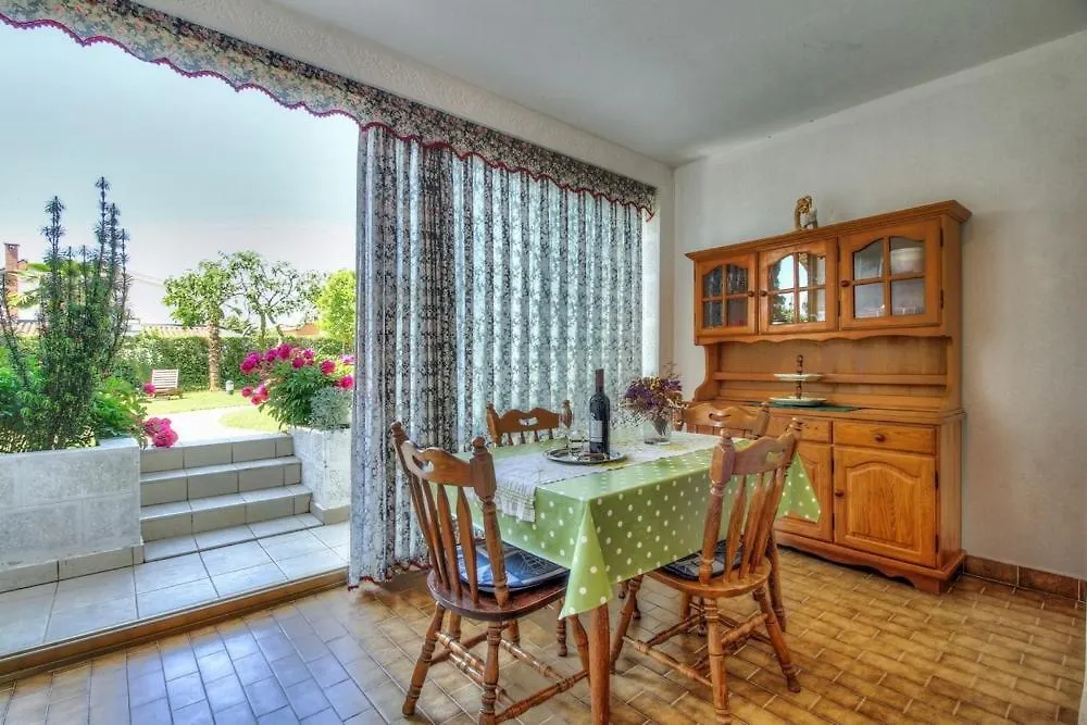 Guest house Apartments Sonja Zambratija