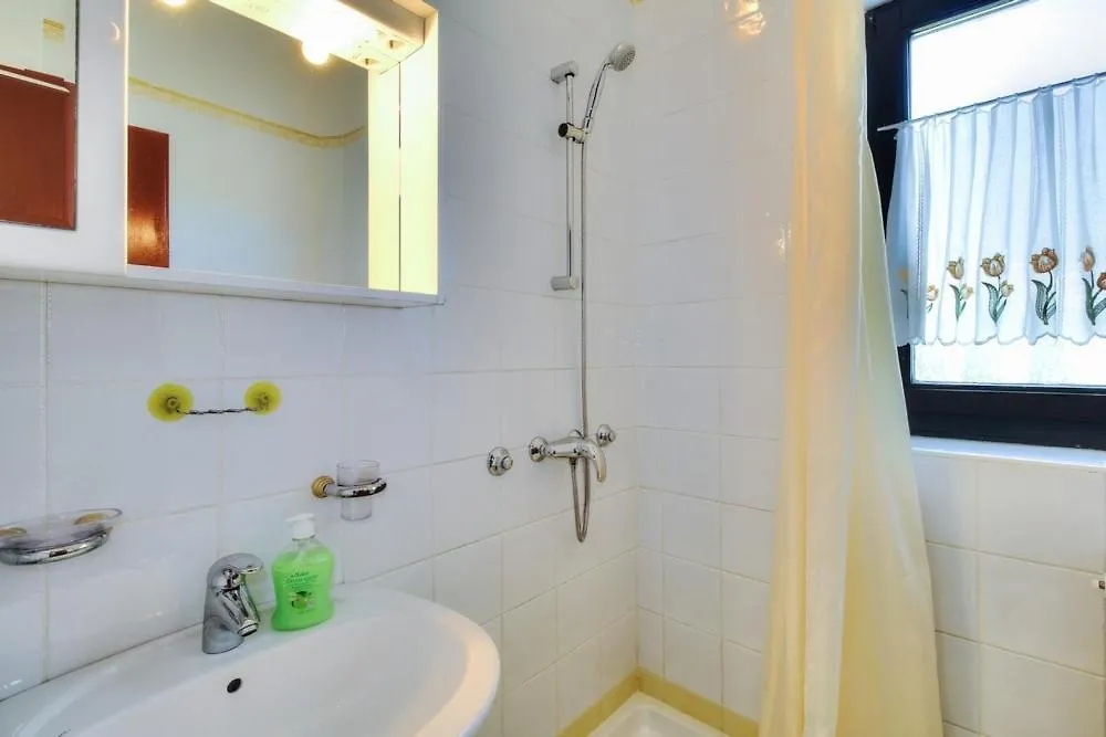 Guest house Apartments Sonja Zambratija